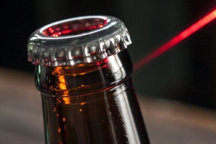 Extreme close-up of sealing land on FuSenglass bottle ensuring secure cap fitment