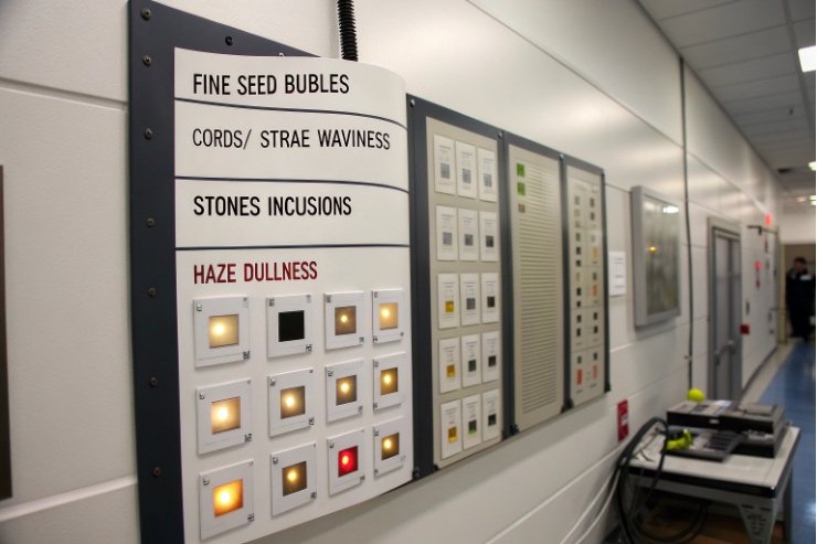 Glass defect inspection panel showing bubbles, cords, stones, and haze dullness indicators