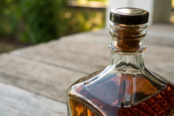 Macro detail of FuSenglass bottle base showing smooth, high-quality corner finish