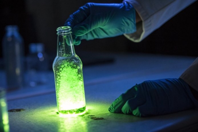 Professional quality control inspection of FuSenglass bottles in laboratory environment