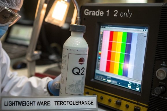 Lightweight glass bottle inspection station with color calibration screen for tolerance control