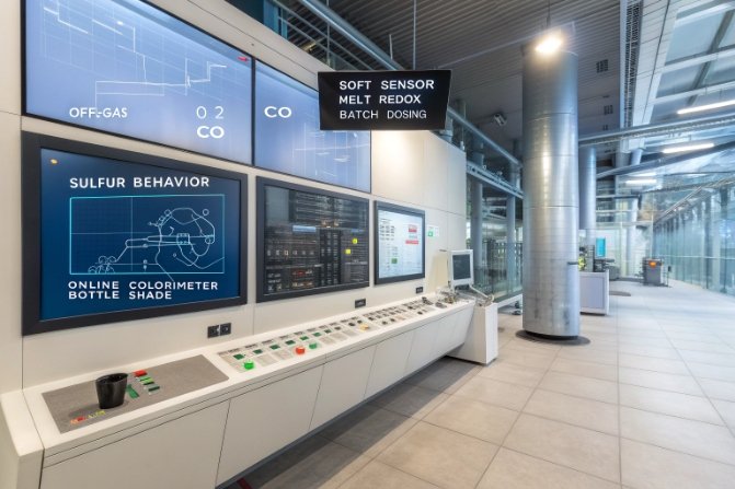 Glass plant control room showing off-gas O2 CO, redox, and batch dosing screens