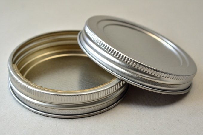 silver metal canning jar lids with screw bands and sealing liners